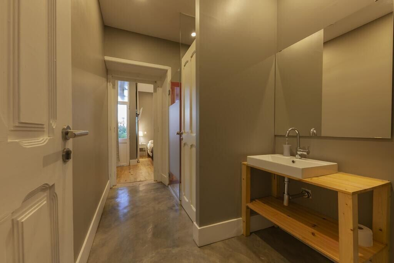 Bathroom 5, The Bridge, Lisbon