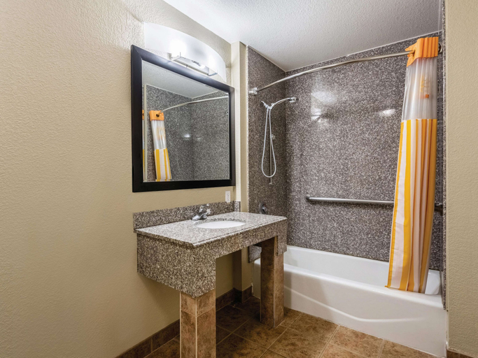 Bathroom 4, La Quinta Inn & Suites by Wyndham Deming, Luna