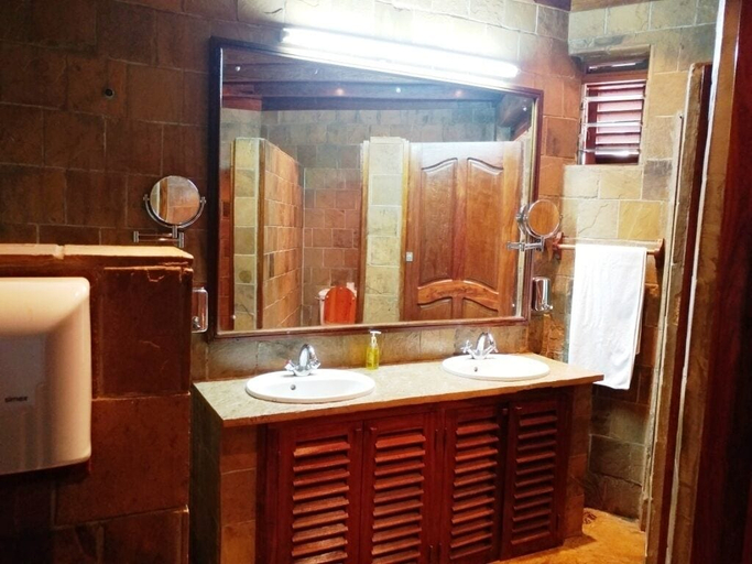 Bathroom 4, Lake Manyara Wildlife Lodge, Karatu