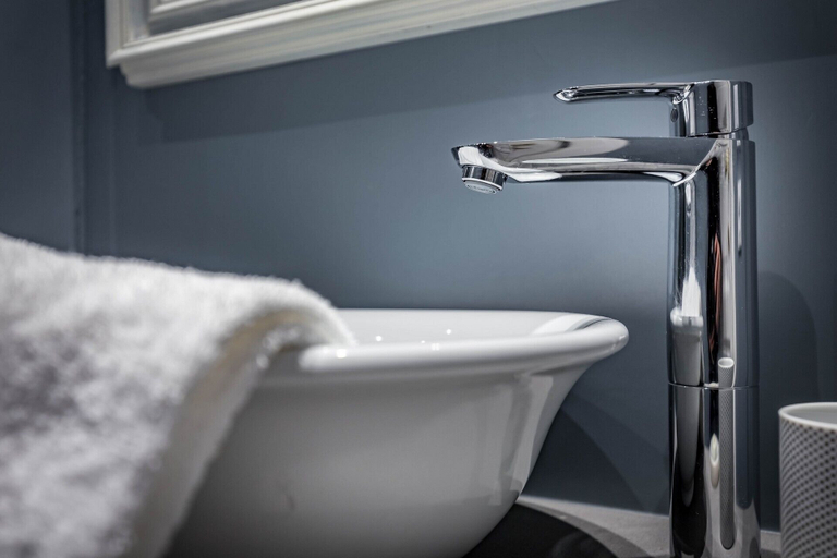 Bathroom sink 3, Arno Apartment A by Mmega, Florence