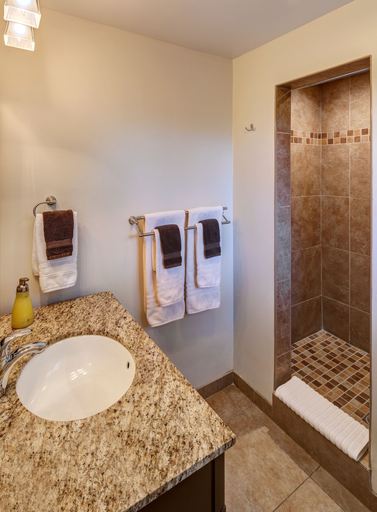 Bathroom 4, Avance Hotel, Riverside
