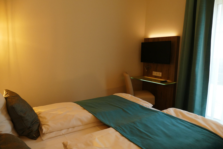 Bedroom 3, Meyn's Apartments & Hotel, Heidekreis