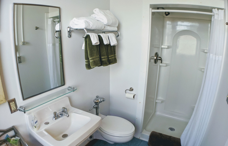 Bathroom 3, Sherman Inn, Saint Lawrence