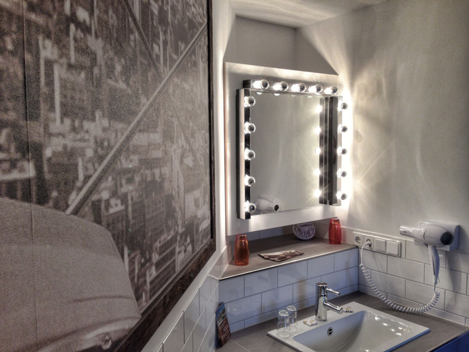 Bathroom 5, Road Stop Motel Dortmund, Dortmund