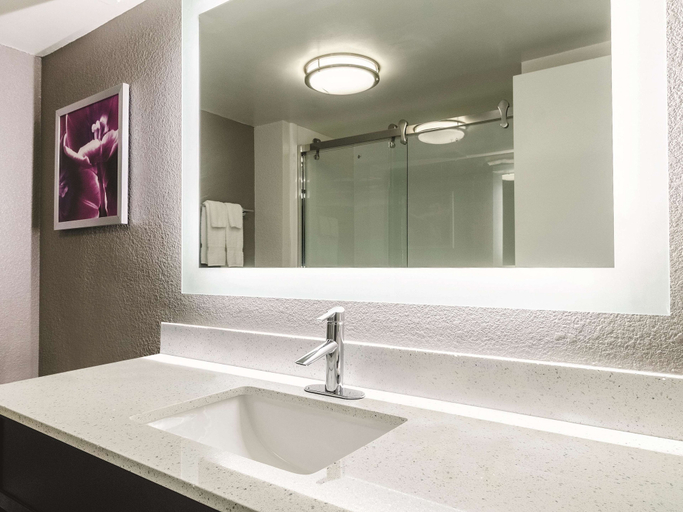 Bathroom 5, La Quinta Inn & Suites Myrtle Beach, Horry