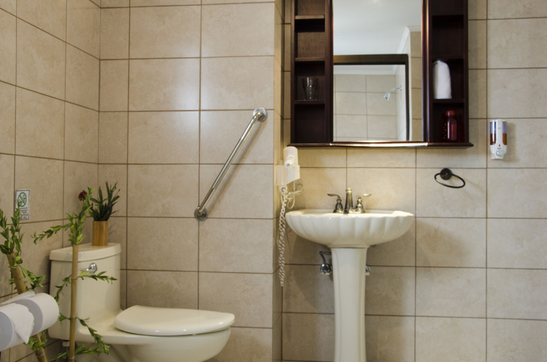 Bathroom 4, Hotel Plaza Real, San José