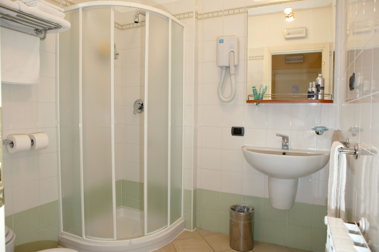 Bathroom 5, Hotel Spinelli, Lucca