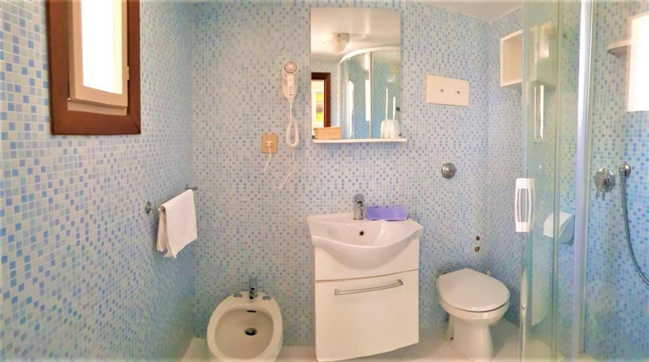 Bathroom 3, Hotel Danubio, Venezia