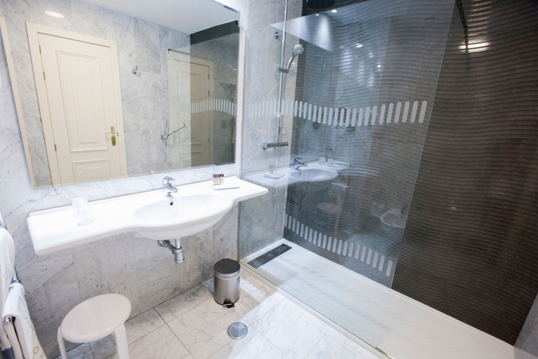 Bathroom 4, Alfonso VIII, Soria