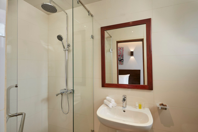 Bathroom 5, Galway Heights Hotel, Nuwara Eliya