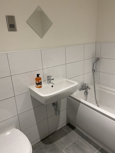Bathroom 3, Captivating 2-bed Apartment in Bradford, Bradford