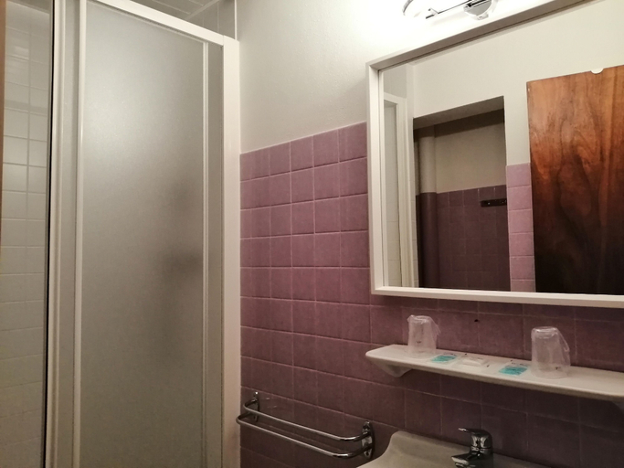 Bathroom 5, Hôtel Les Mouflons, Puy-de-Dôme