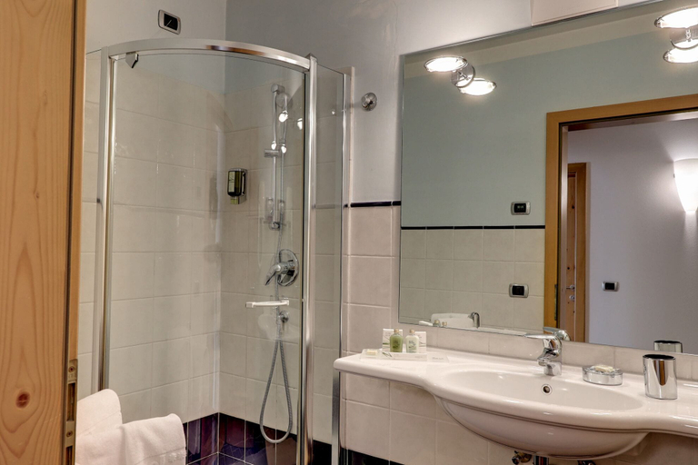 Bathroom 5, Leading Relax Hotel Maria, Trento