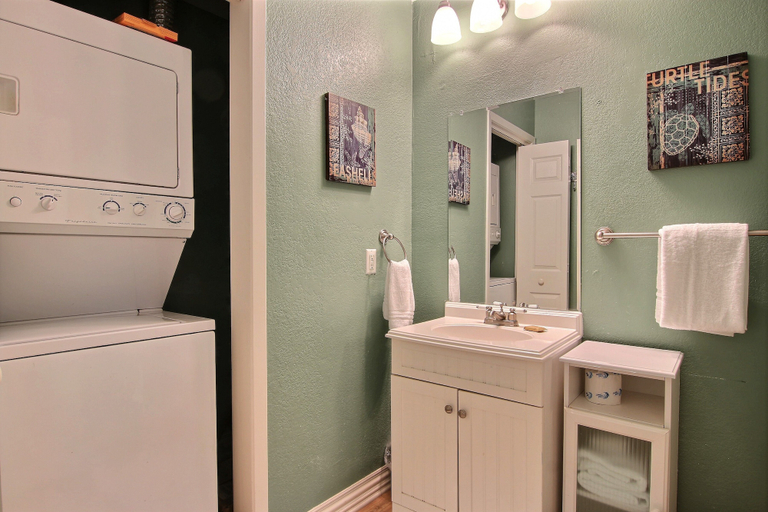 Bathroom 3, Sea Forever, Nueces