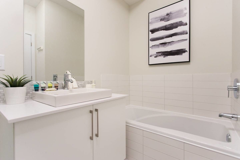 Bathroom 5, Stunning Split Level 3 BR Little Italy Apartment, Montréal