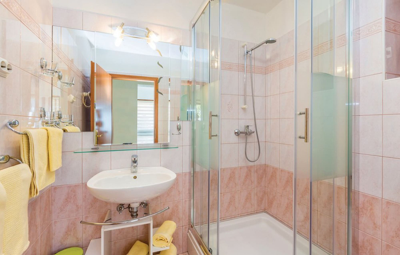 Bathroom 3, Apartments Paola, Karlobag