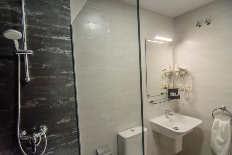 Bathroom 4, Hotel Los Cigarrales, Toledo