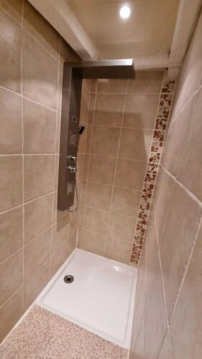 Bathroom 5, Les Jardins de Kuz, Isère