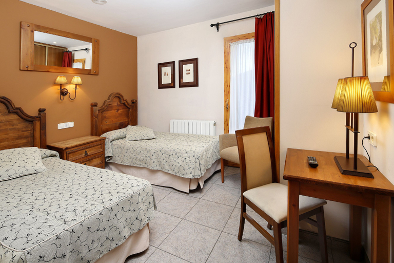 Bedroom 4, Hotel Restaurante Revestido, Huesca
