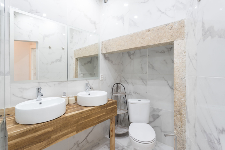 Bathroom 3, Alfama Tale 4 Bedroom Apartment wtih River View, by LU Holidays, Lisbon