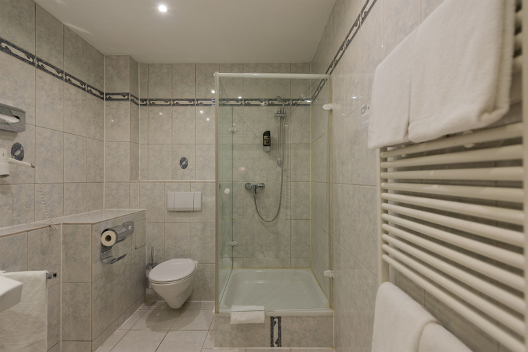 Bathroom 4, Tagungshotel Hochster Hof, Frankfurt am Main