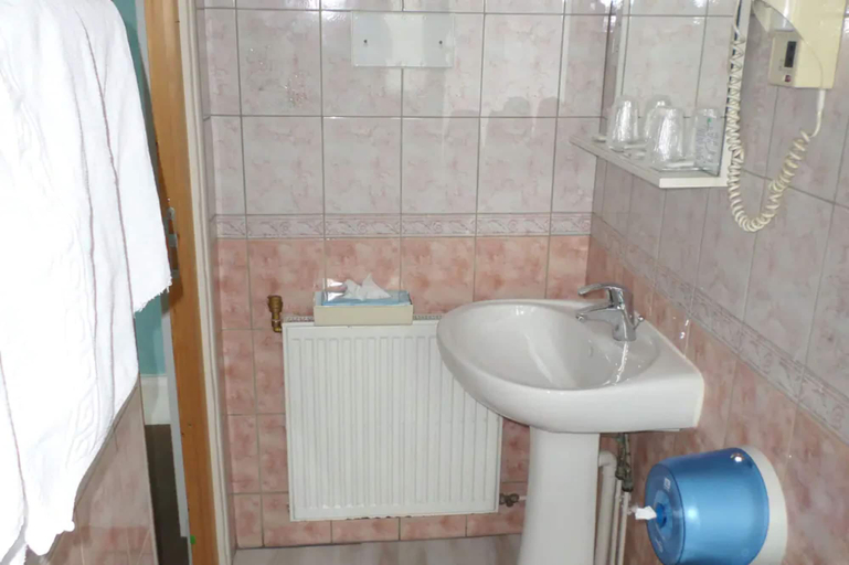 Bathroom 3, Hôtel de la Cathédrale, Marne