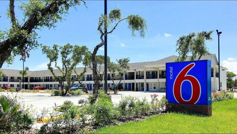 Exterior & Views 2, Motel 6 Rockport, TX, Aransas