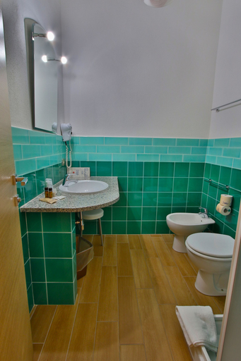 Bathroom 4, Hotel Le Mimose, Nuoro