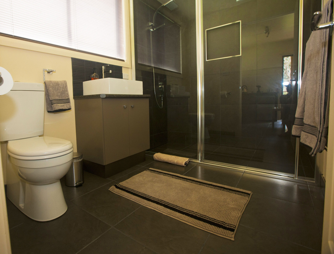Bathroom 4, Tyenna River Cottage, Derwent Valley
