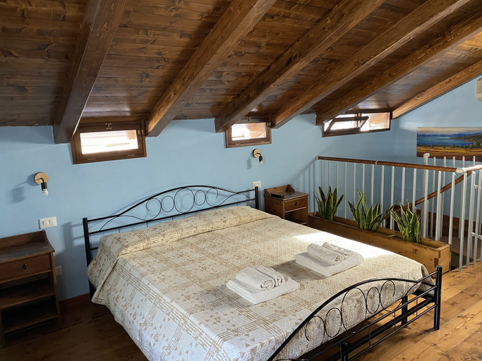 Bedroom 5, La Pennichella Sorrentina, Napoli