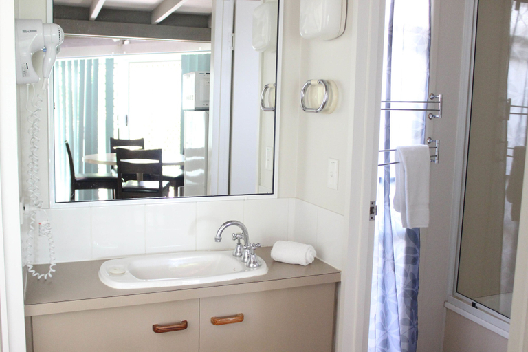Bathroom 5, Kellys Beach Resort, Burnett - Pt A