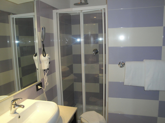 Bathroom 4, Hotel Due Mondi, Torino