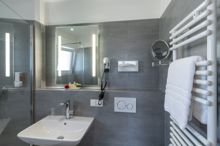 Bathroom 5, Hotel Elysee, Offenbach
