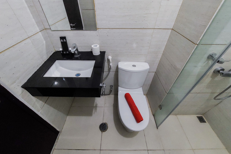 Bathroom 2, Comfort And High Floor Studio At Brooklyn Alam Sutera Apartment, Tangerang