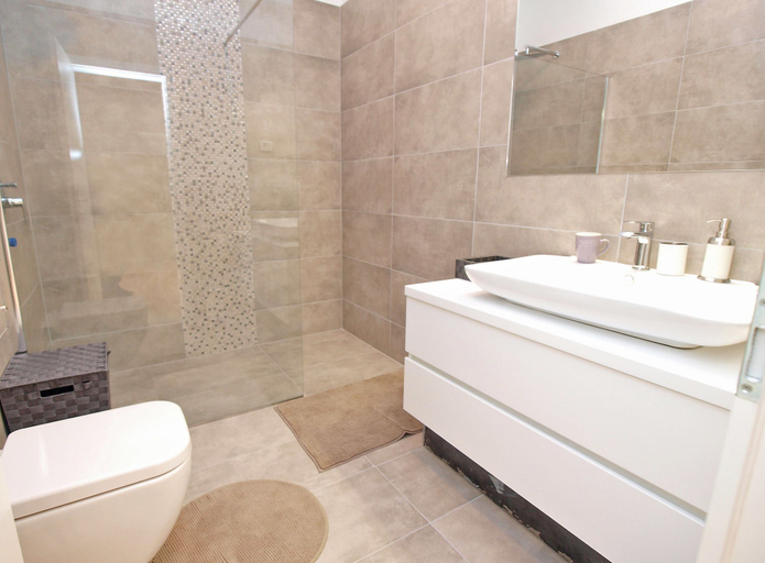 Bathroom 3, House 1338, Pula