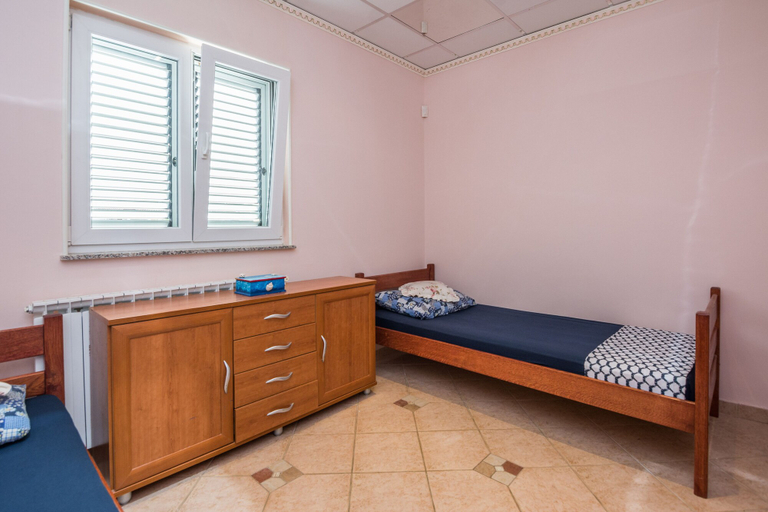 Bedroom 2, Apartments Weiss, Vir