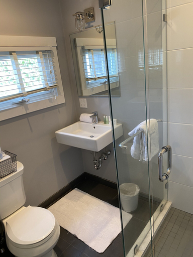 Bathroom 3, Crocker Inn, Dukes