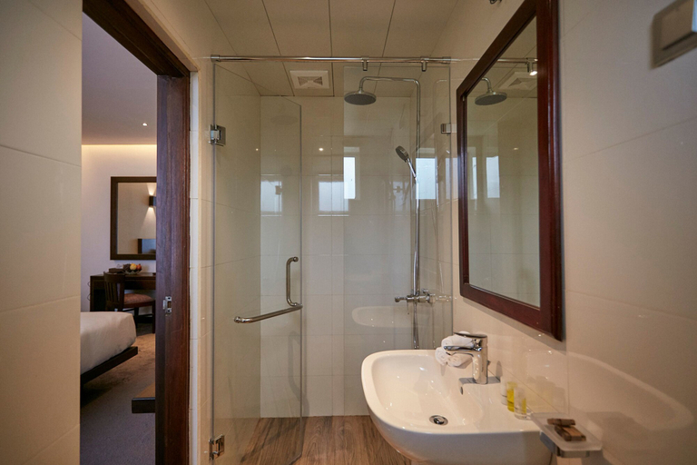 Bathroom 4, Galway Heights Hotel, Nuwara Eliya