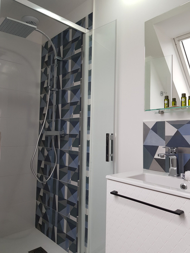 Bathroom 5, L'Havre de Saint Germain, Eure