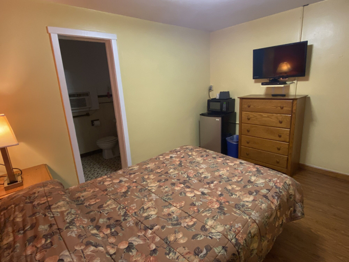 Bedroom 5, Gateway Inn, Warren