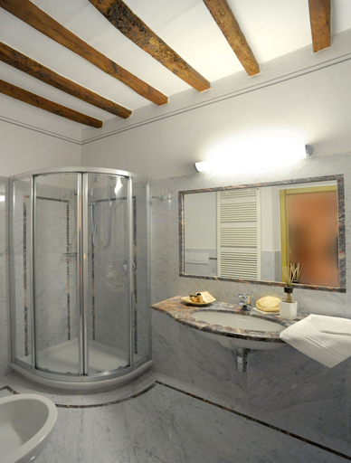 Bathroom 5, Tenuta di Sticciano, Florence