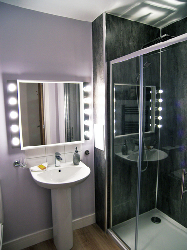 Bathroom 4, Beaverhall Holiday Apartments, Edinburgh