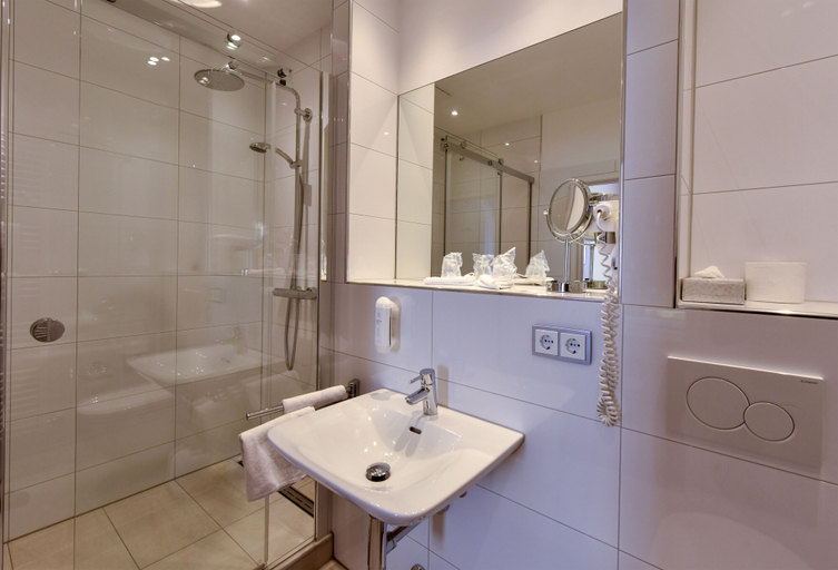 Bathroom 5, Hotel Adria München, München