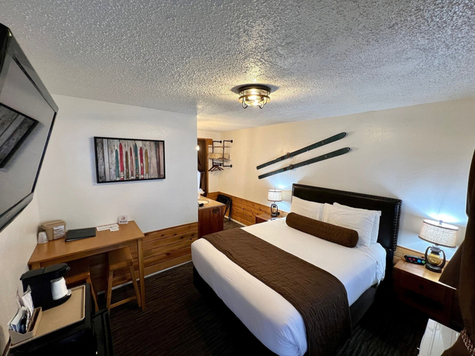 Bedroom 4, Shasta Inn, Siskiyou