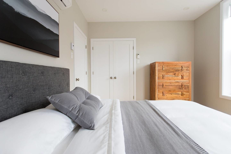 Bedroom 2, Trendy Little Italy 3 Bedroom Condo, Montréal
