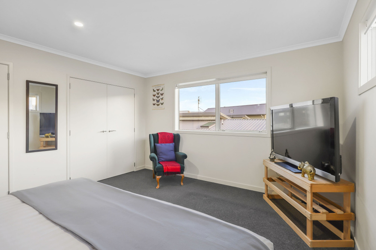 Bedroom 3, Modern 3BR Family House - Yard & Big TV, Waitakere