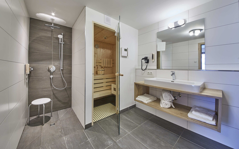 Bathroom 5, AlpenParks Hotel & Apartment Sonnleiten, Zell am See