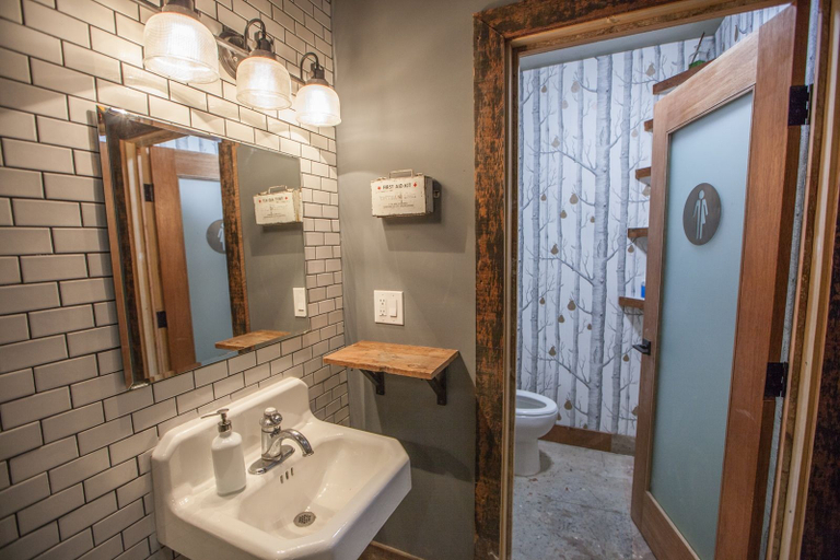 Bathroom 5, PodShare Los Feliz - Hostel, Los Angeles