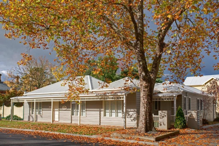 Mews Cottages, Macedon Ranges Bal