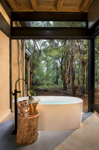 Bathroom, Mbazo Safaris, Bojanala